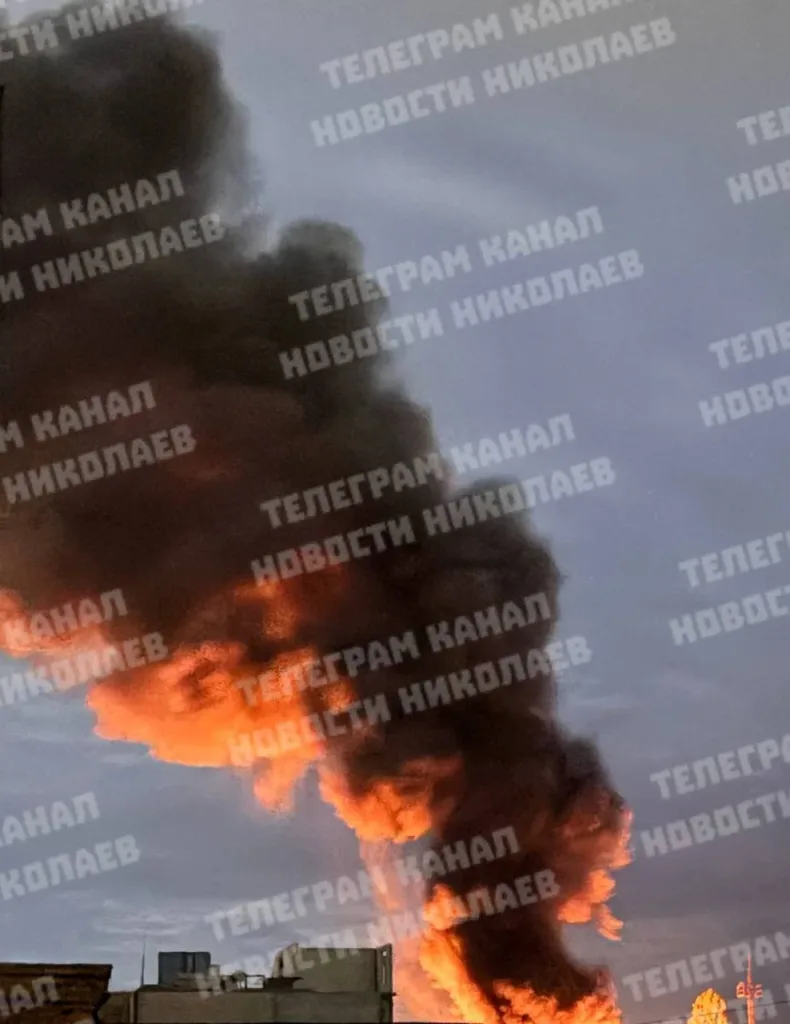 Огромный пожар в Николаеве после атаки российских БПЛА