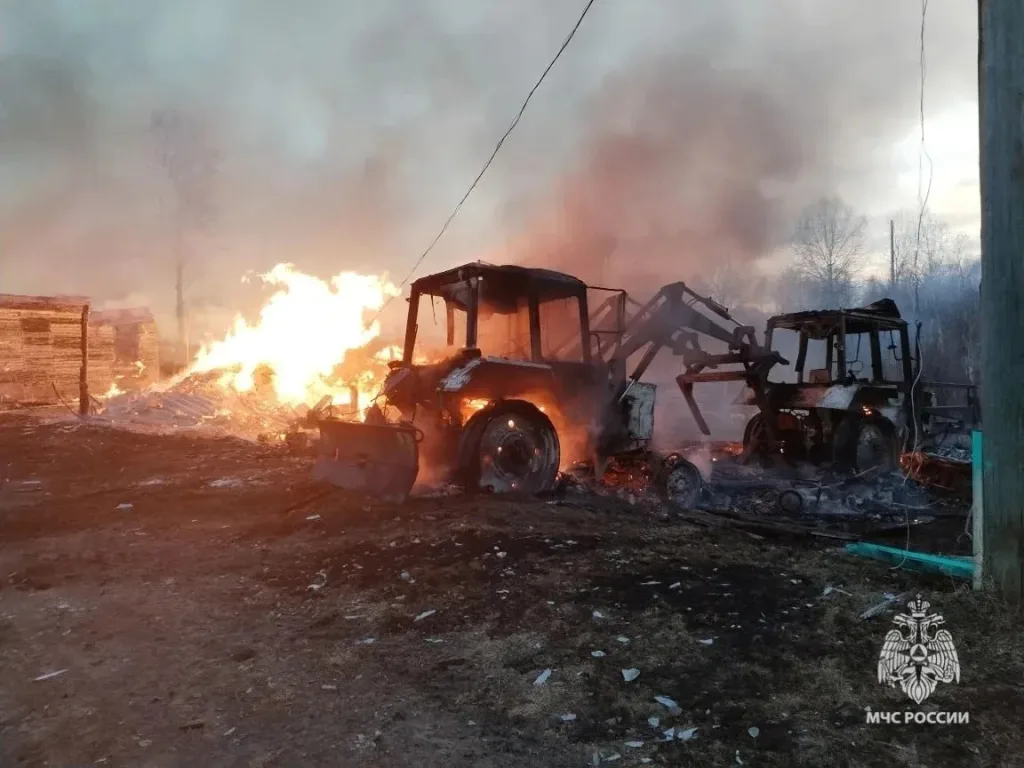 Целая улица сгорела в селе Новоильинка в Томской области — 16 домов полностью сожжены, сообщил губернатор