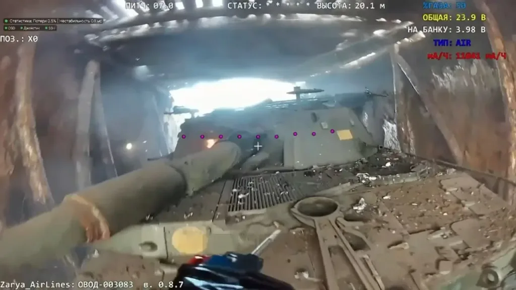 Методичная работа FPV-дронов на оптоволокне по уничтожению 155-мм САУ M109 ВСУ в подземном укрытии на Запорожском направлении
