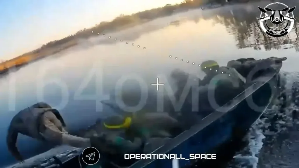 Удар FPV-дрона на оптоволокне по лодке, полной украинских солдат
