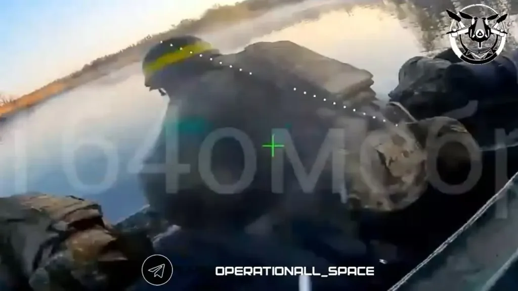 Удар FPV-дрона на оптоволокне по лодке, полной украинских солдат