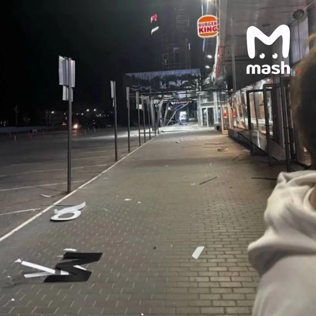 Беспилотники атакуют российские города: обломки упали на торговый центр в Чебоксарах