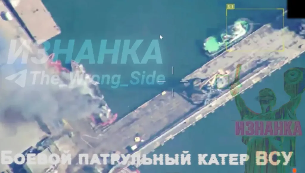 Кадры объективного контроля ударов дронов-камикадзе «Герань-2» по патрульному катеру типа Island и бронированному артиллерийскому катеру проекта 58155 «Гюрза-М» в порту Одессы