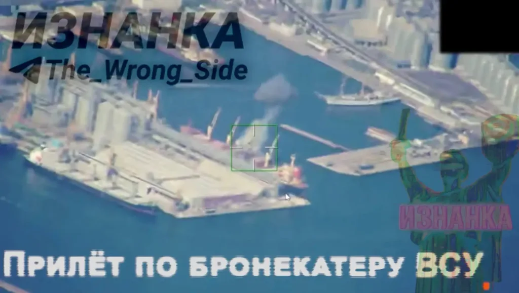 Кадры объективного контроля ударов дронов-камикадзе «Герань-2» по патрульному катеру типа Island и бронированному артиллерийскому катеру проекта 58155 «Гюрза-М» в порту Одессы
