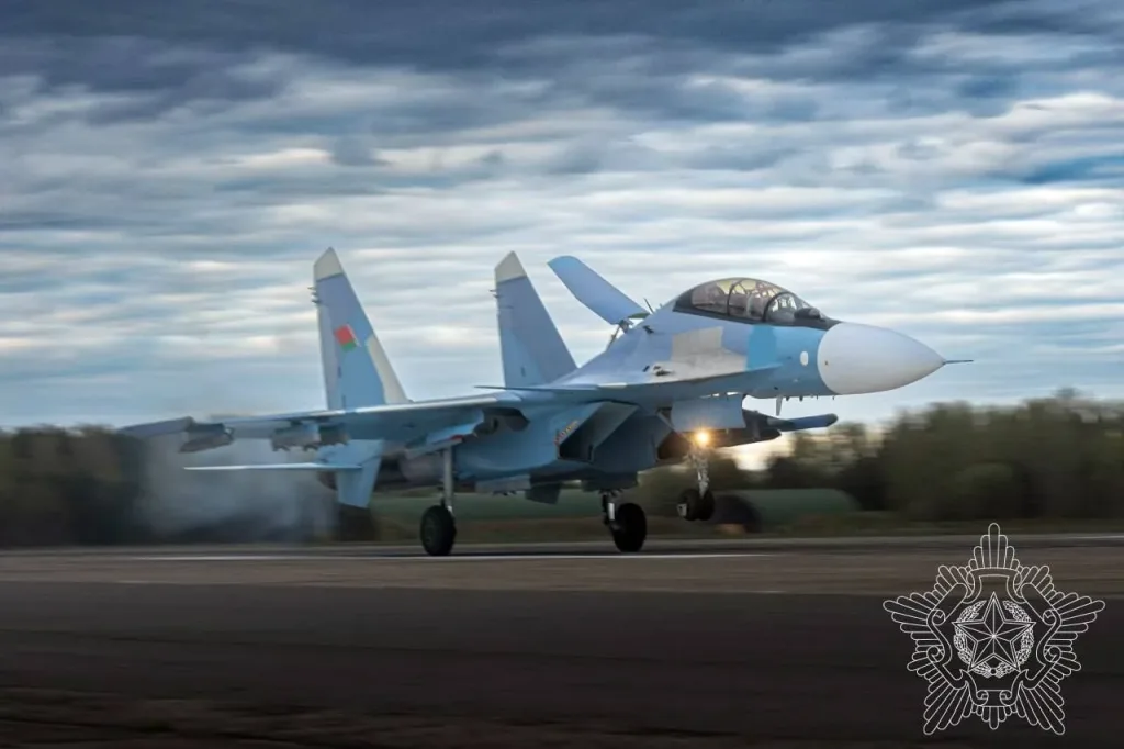 На аэродроме 61-й истребительной авиабазы проходят плановые полеты на новых многоцелевых истребителях Су-30СМ2 ВВС и войск ПВО РБ