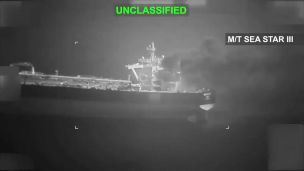 CENTCOM публикует кадры ударов по дымовым трубам танкеров M/T Sea Star III и M/T Sevda после захода судов в иранский порт в нарушение американской морской блокады
