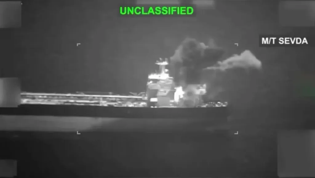 CENTCOM публикует кадры ударов по дымовым трубам танкеров M/T Sea Star III и M/T Sevda после захода судов в иранский порт в нарушение американской морской блокады