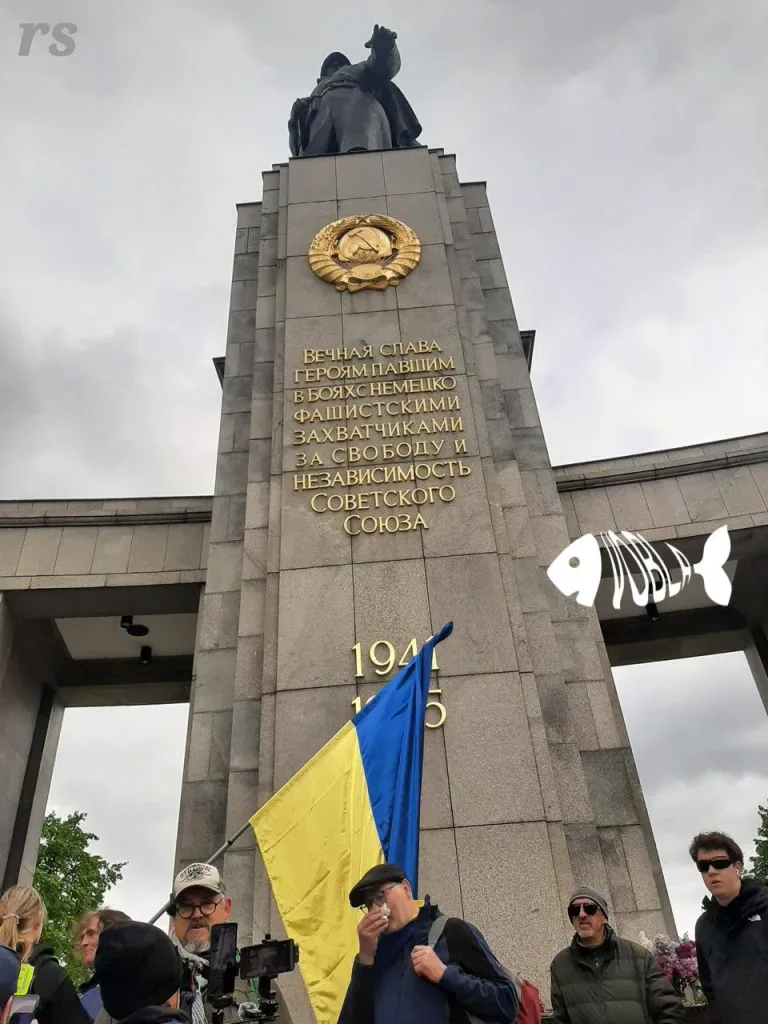 Активисты позировали у мемориала павшим советским воинам в Берлине с флагами Украины и НАТО