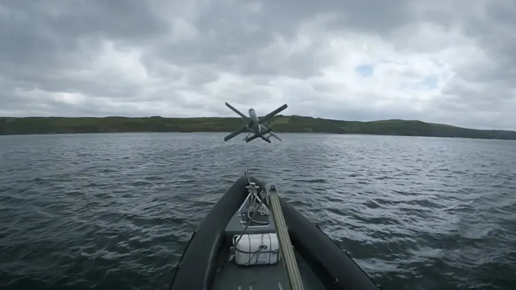 Запуск немецкого дрона-камикадзе HX-2 с быстроходного катера, продемонстрированный компанией Helsing