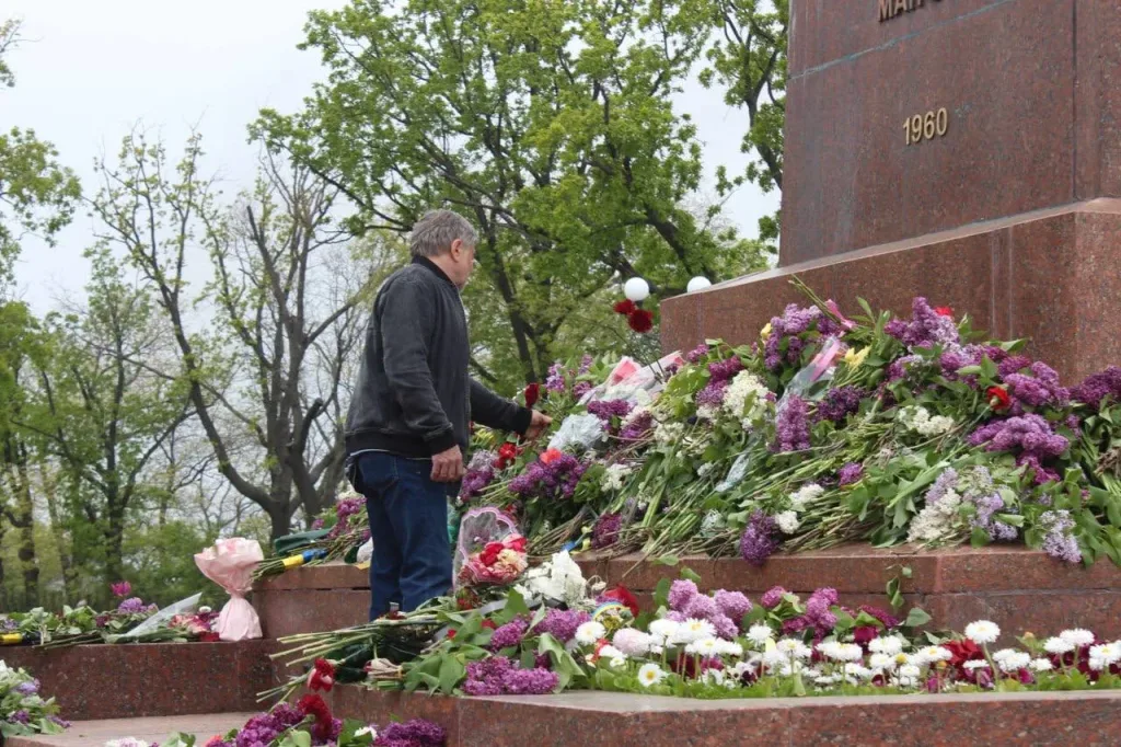 Царёв: В Киеве, Харькове и Одессе 9 мая люди несут цветы к Мемориалам Славы