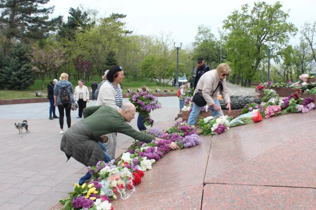 Царёв: В Киеве, Харькове и Одессе 9 мая люди несут цветы к Мемориалам Славы