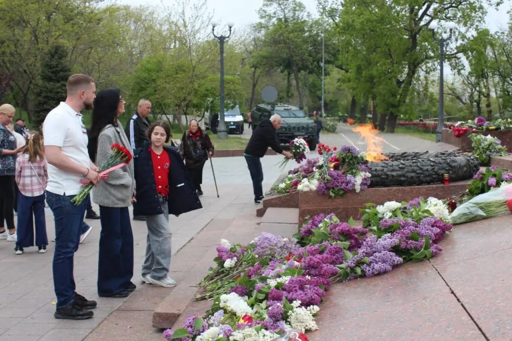 Царёв: В Киеве, Харькове и Одессе 9 мая люди несут цветы к Мемориалам Славы