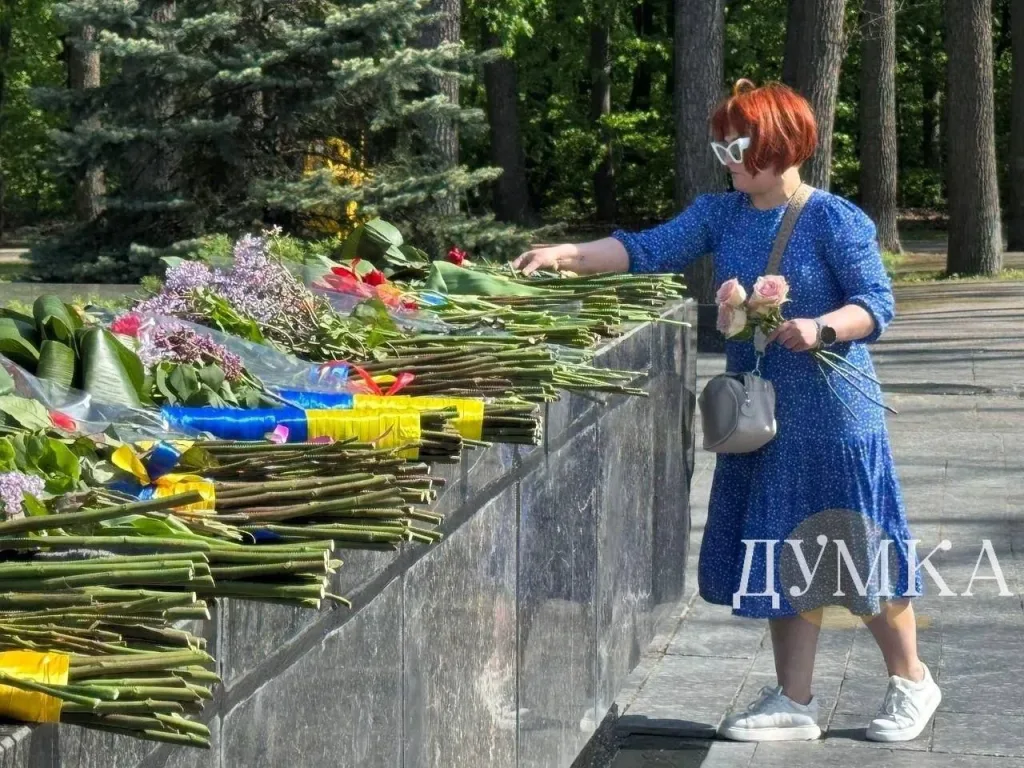 Царёв: В Киеве, Харькове и Одессе 9 мая люди несут цветы к Мемориалам Славы