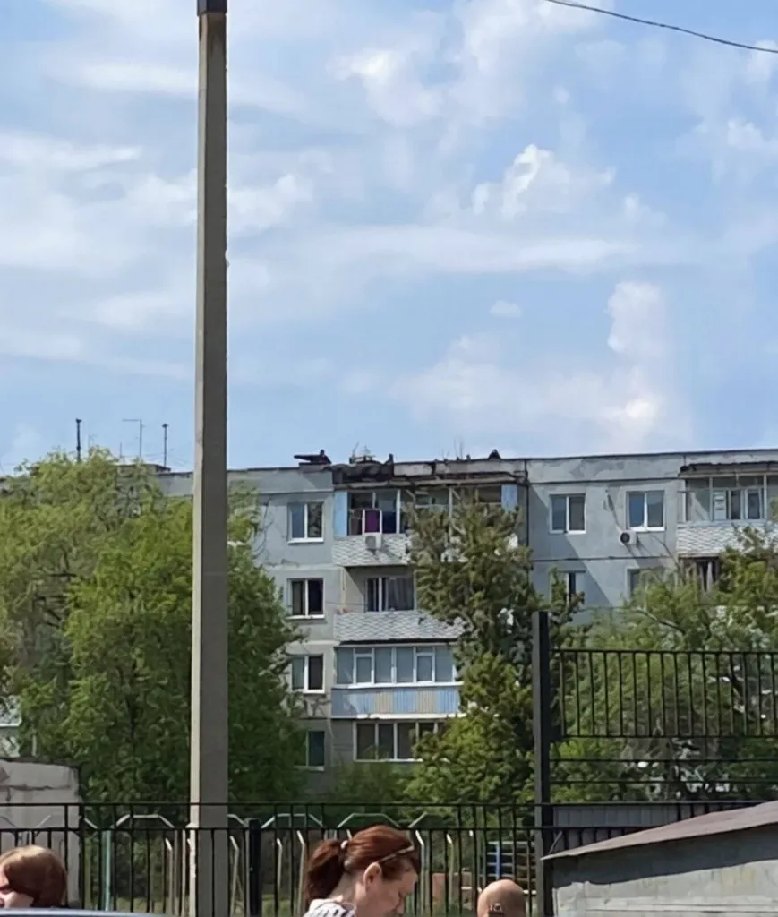 Полет украинского дрона-камикадзе Ан-196 "Лютый" над Оренбургом и момент его прилета по многоэтажке в городе