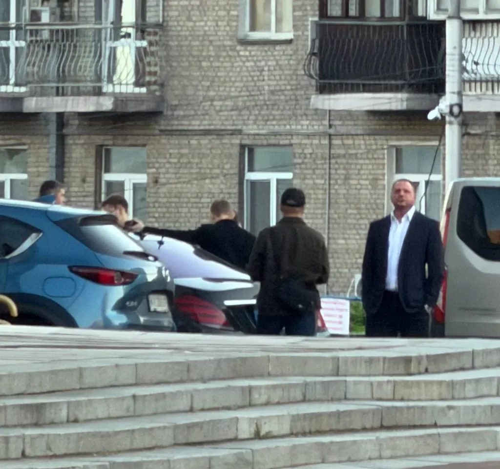 Антикоррупционные органы НАБУ и САП остановили автомобиль главы офиса президента Украины Андрея Ермака; по данным источников, с ним проводятся процессуальные действия