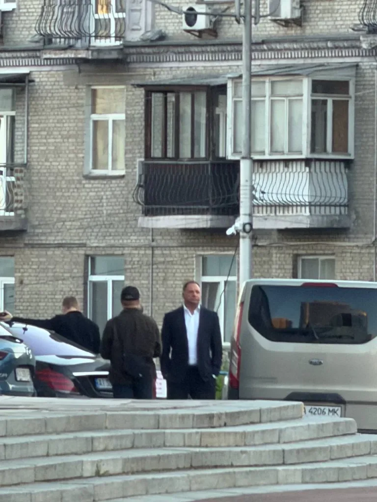 Антикоррупционные органы НАБУ и САП остановили автомобиль главы офиса президента Украины Андрея Ермака; по данным источников, с ним проводятся процессуальные действия