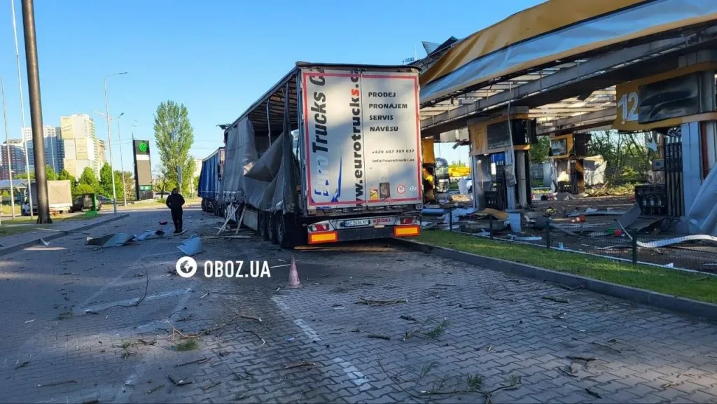 Момент прилета "Герани" по АЗС в Киеве. Снято сегодня ночью