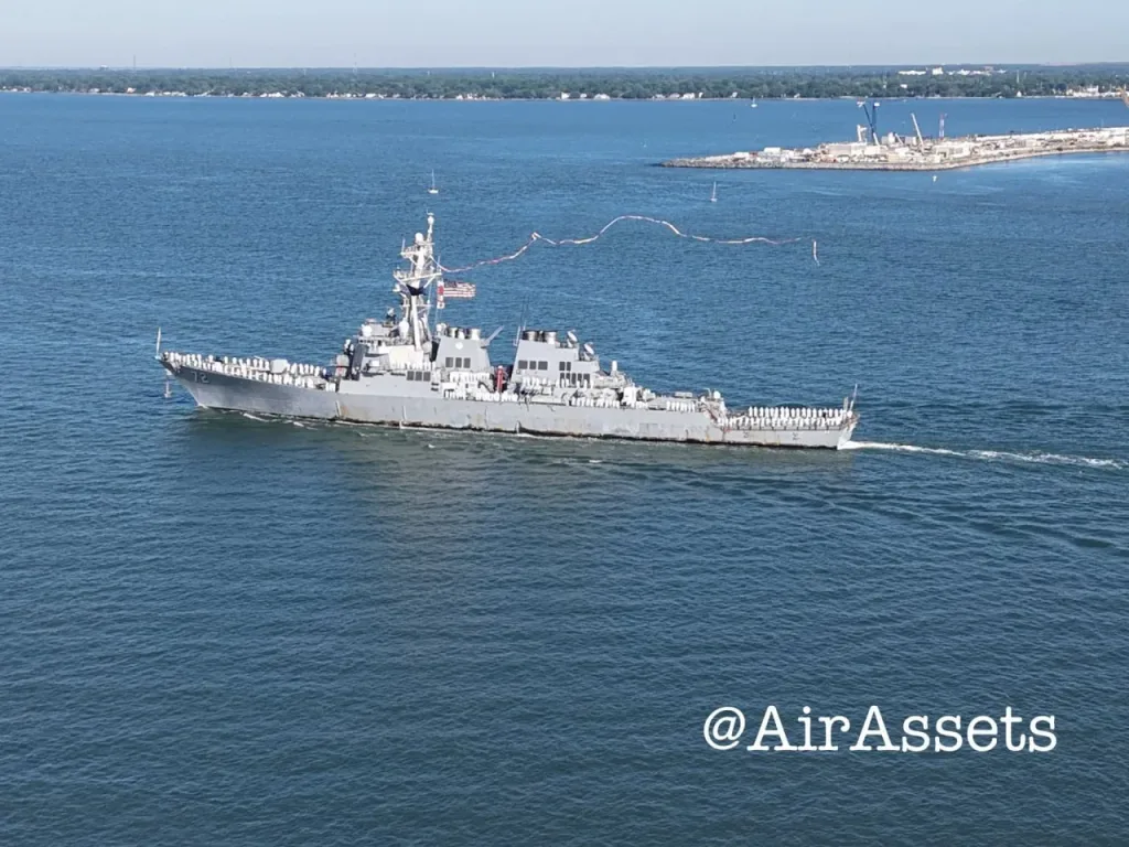 Авианосец USS Gerald R. Ford и корабли сопровождения вернулись на базу ВМС США Норфолк после 326 дней непрерывного нахождения в походе - самого длинного в истории американского флота со времен войны во Вьетнаме