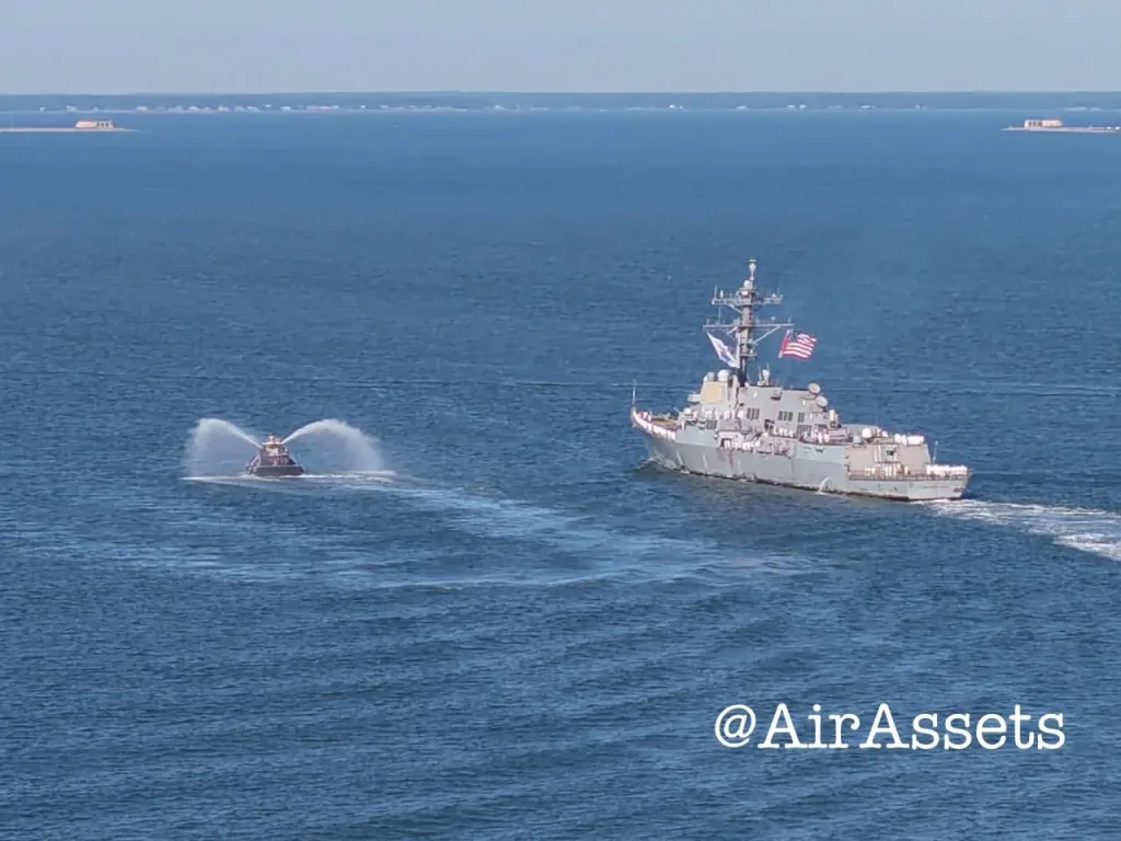 Авианосец USS Gerald R. Ford и корабли сопровождения вернулись на базу ВМС США Норфолк после 326 дней непрерывного нахождения в походе - самого длинного в истории американского флота со времен войны во Вьетнаме