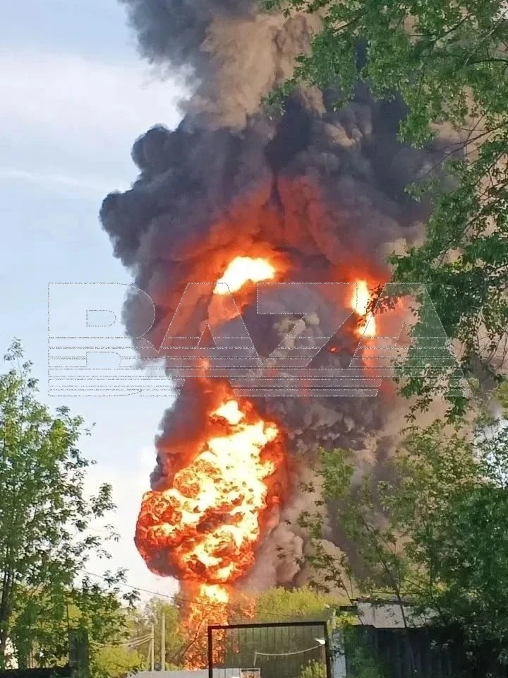 В Перми загорелся склад строительных материалов. Огромный столб дыма и огня виден из разных частей города