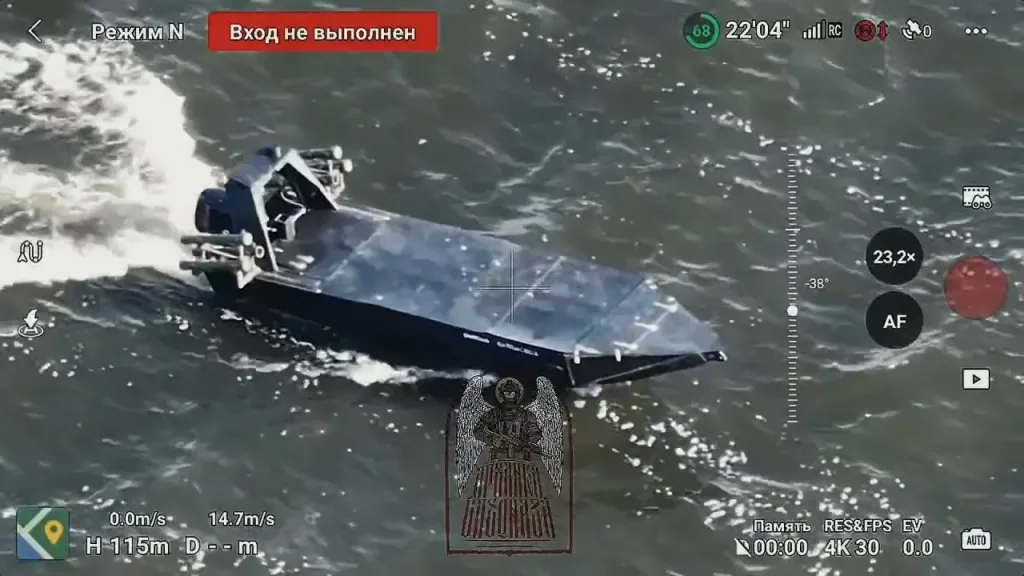 Украинский БЭК с 6 установленными огнеметами РПО-А "Шмель" (или его копиями РПВ-16) и отсеком для запуска FPV-дронов, снятый в районе Кинбурнской косы