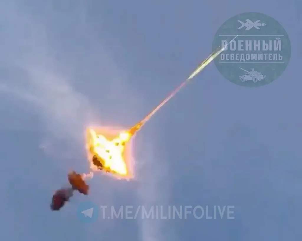 Эпичнейший момент перехвата украинского дрона-камикадзе FP-1 в небе Подмосковья попаданием зенитной ракеты