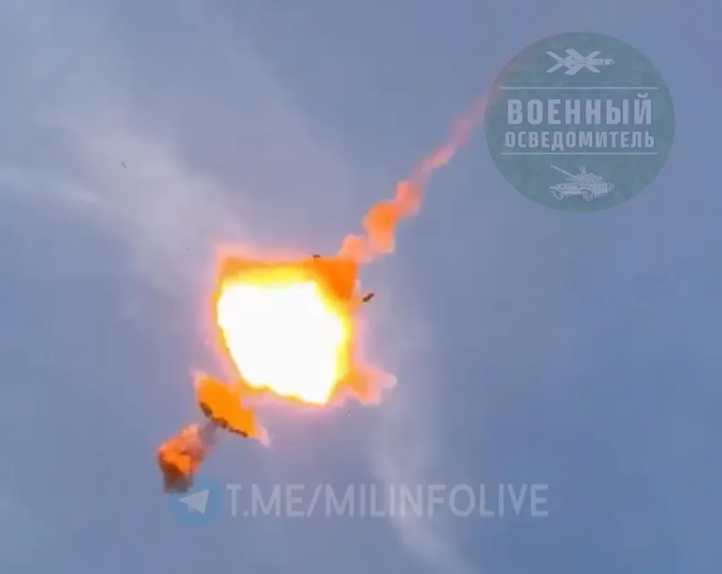 Эпичнейший момент перехвата украинского дрона-камикадзе FP-1 в небе Подмосковья попаданием зенитной ракеты