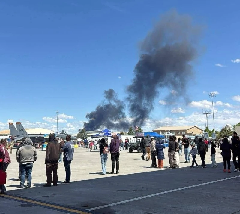 Кадры столкновения в воздухе двух самолётов EA-18G Growler ВМС США во время демонстрационного полёта на авиашоу «Gunfighter Skies» в штате Айдахо