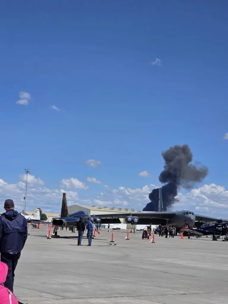 Кадры столкновения в воздухе двух самолётов EA-18G Growler ВМС США во время демонстрационного полёта на авиашоу «Gunfighter Skies» в штате Айдахо