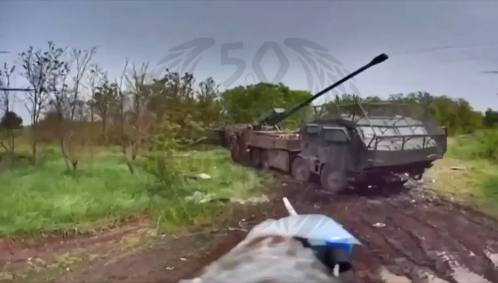Уничтожение 155-мм САУ «Богдана» ВСУ FPV-дронами операторов 50-й отдельной бригады беспилотных систем «Варяг»
