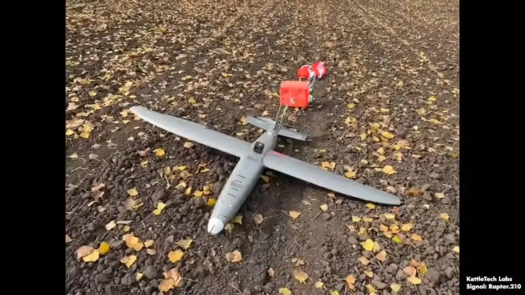 Кадры испытаний вывода американского дрона-камикадзе Hornet в район запуска при помощи аэростата