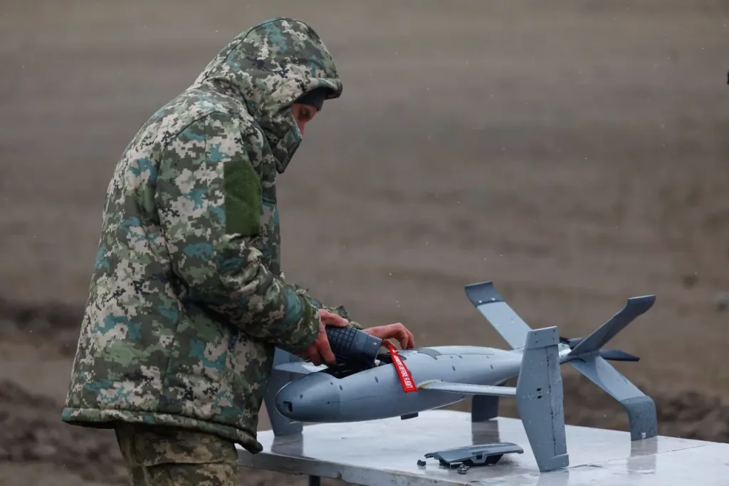 Кадры применения американского дрона-камикадзе AS3 Surveyor украинскими военными для поражения российских дронов-камикадзе "Герань-2"