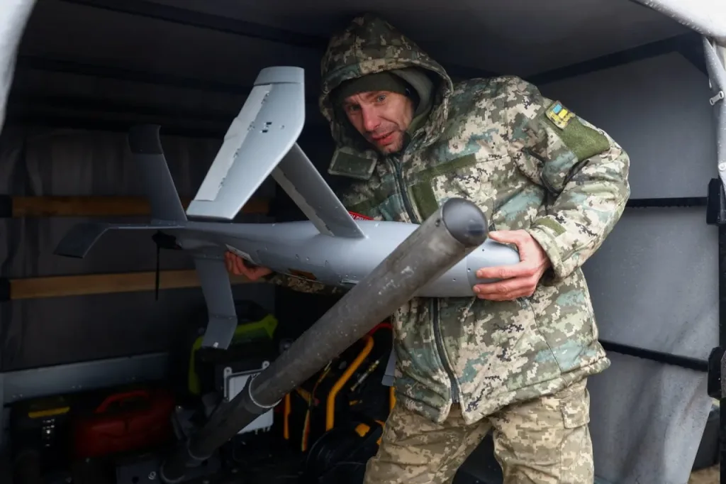 Кадры применения американского дрона-камикадзе AS3 Surveyor украинскими военными для поражения российских дронов-камикадзе "Герань-2"