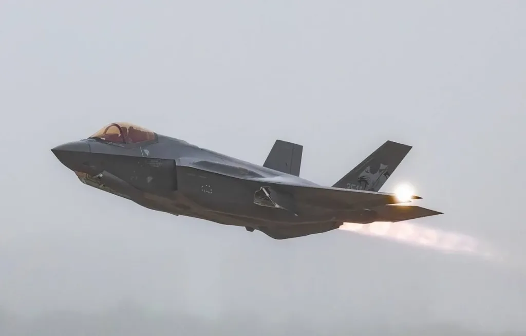 Тем временем первые три истребителя пятого поколения F-35A Lightning II для ВВС Польши прибыли к заказчику на 32-ую базу тактической авиации в Ласке после перелёта из США