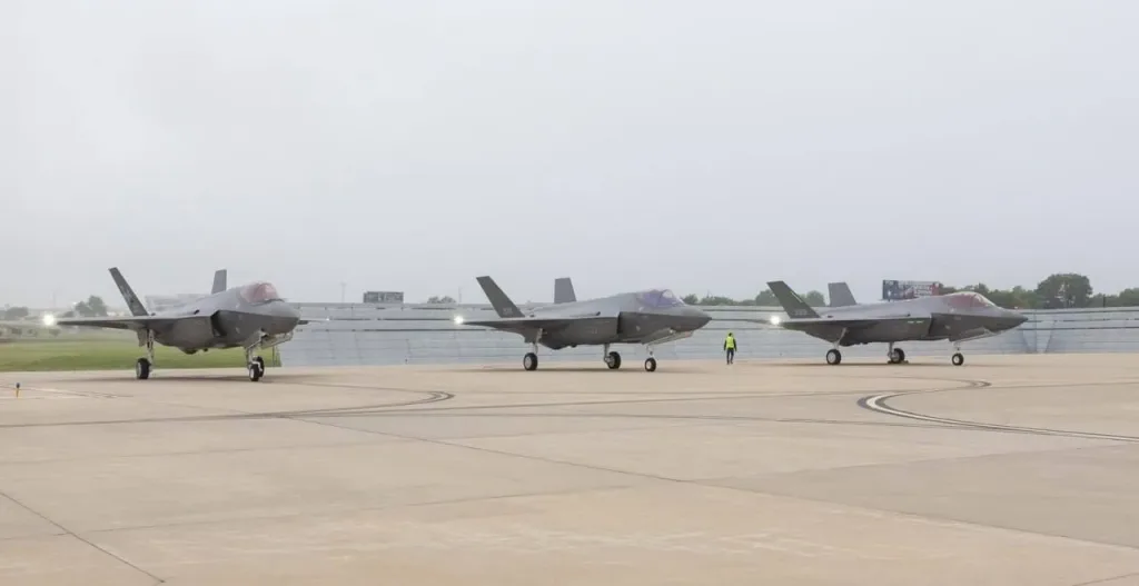 Тем временем первые три истребителя пятого поколения F-35A Lightning II для ВВС Польши прибыли к заказчику на 32-ую базу тактической авиации в Ласке после перелёта из США