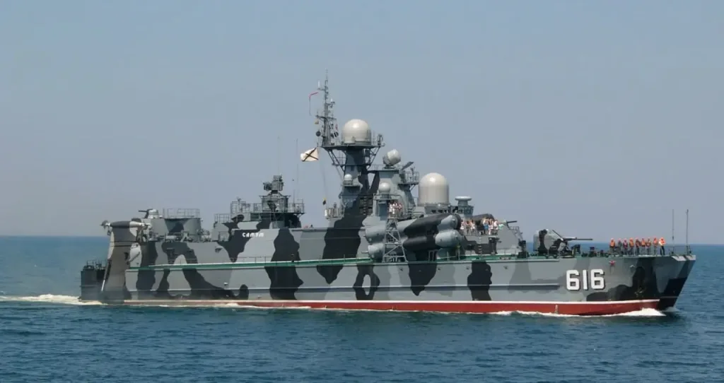 Очередная атака дронов FP-2 на фрегат проекта 11356Р «Буревестник» и попытка атаки на МРК на воздушной подушке проекта 1239 «Сивуч» в бухте Новороссийска