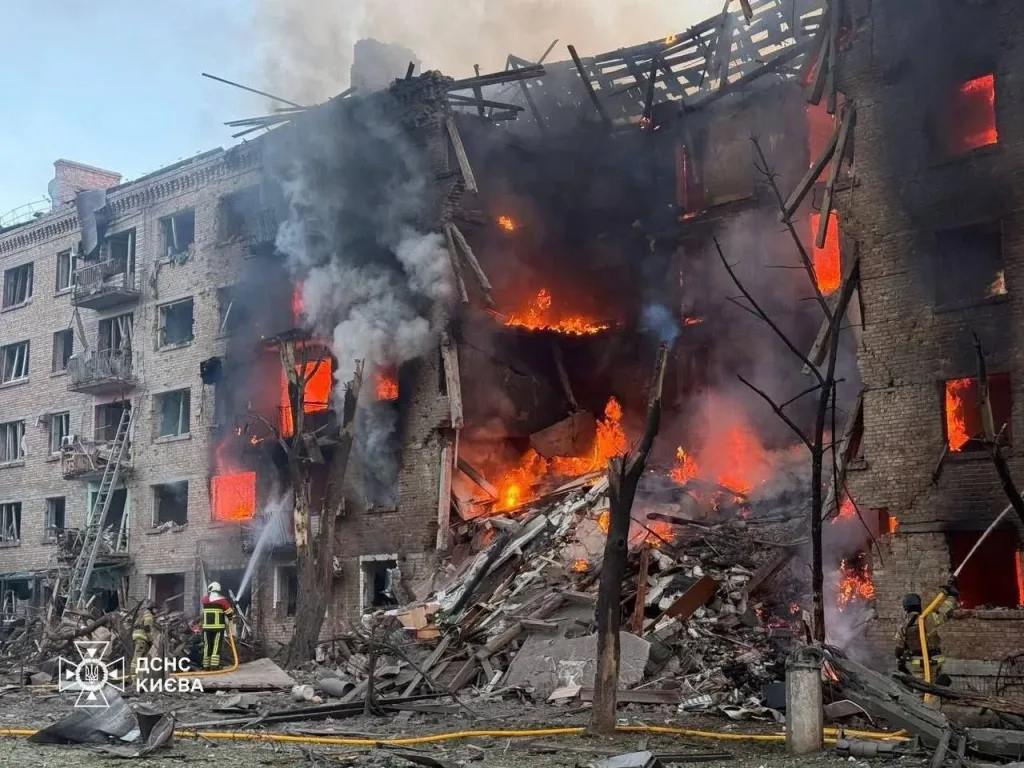 В Киеве мощные пожары по всему городу после ночной атаки