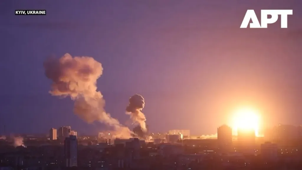 Кадры прилетов крылатых ракет Х-101 и дронов "Герань-2" по Киеву, а также работы ПВО, снятые в хорошем качестве
