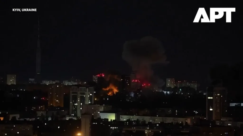 Кадры прилетов крылатых ракет Х-101 и дронов "Герань-2" по Киеву, а также работы ПВО, снятые в хорошем качестве