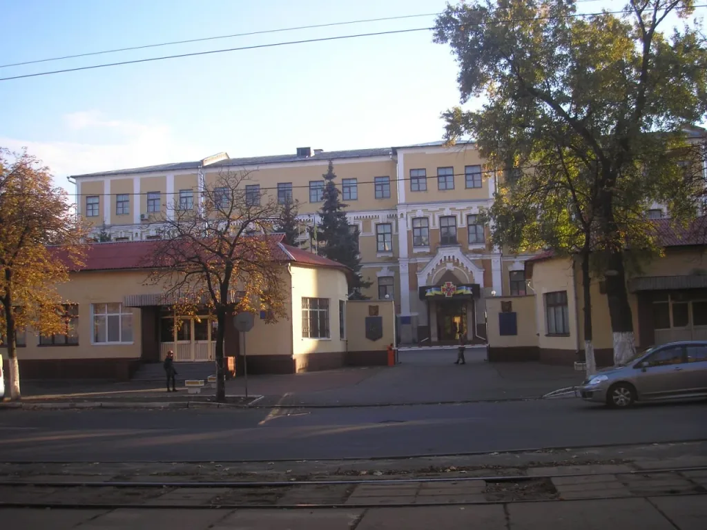 Как заявляется, на видео последствия удара по территории Командования сухопутных войск Украины в Киеве по адресу улица Дегтяревская, 19/7