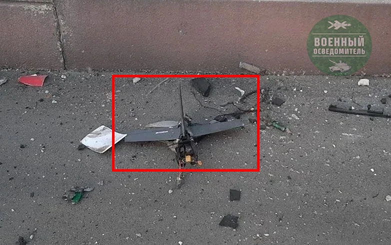 Момент удара дрона-камикадзе Hornet ВСУ в центре Луганска и обломок его хвоста, найденный на месте