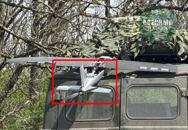 Момент удара дрона-камикадзе Hornet ВСУ в центре Луганска и обломок его хвоста, найденный на месте