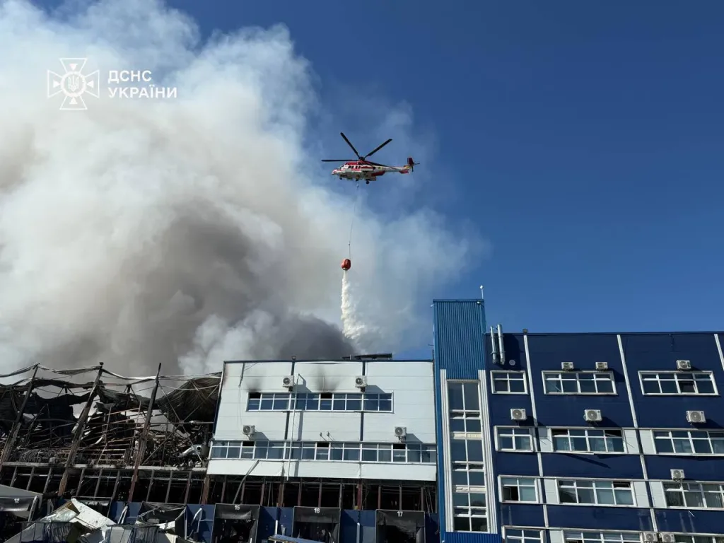 «К тушению привлечены вертолёты»: масштабный пожар на складе под Киевом, вспыхнувший после сегодняшних ударов, не утихал весь день, сообщают украинские каналы
