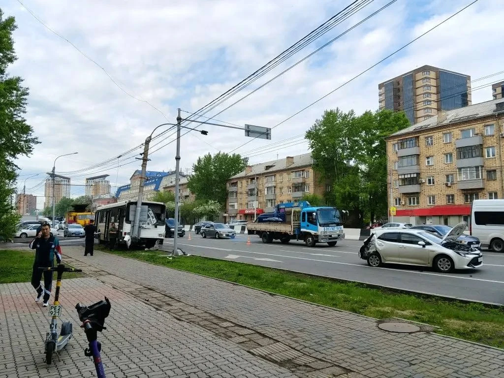 Пассажиры разлетелись по автобусу после аварии с легковушкой в Красноярске