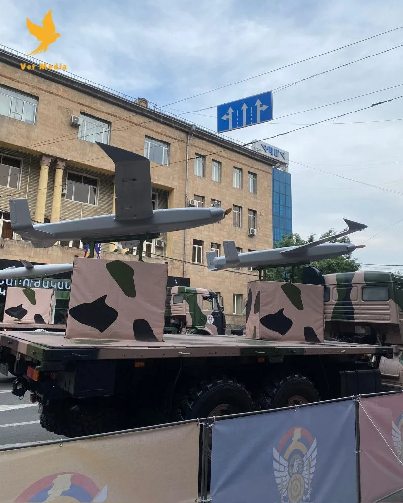 Военный парад в Армении: иранские ЗРК и китайские собаки
