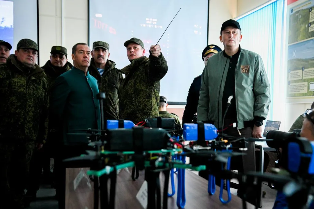 Боевая мощь ленинградской земли: Дмитрий Медведев оценил уровень подготовки военнослужащих учебного центра в 47 регионе