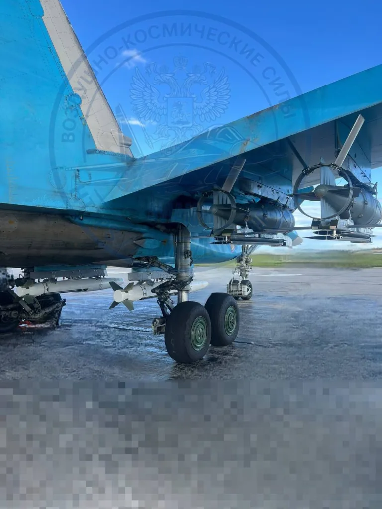 Истребитель-бомбардировщик Су-34 с впервые засветившейся конфигурацией подвесного вооружения из четырёх планирующих авиабомб ФАБ-500 с УМПК под крылом и двух более дальнобойных УМПБ Д-30СН под фюзеляжем