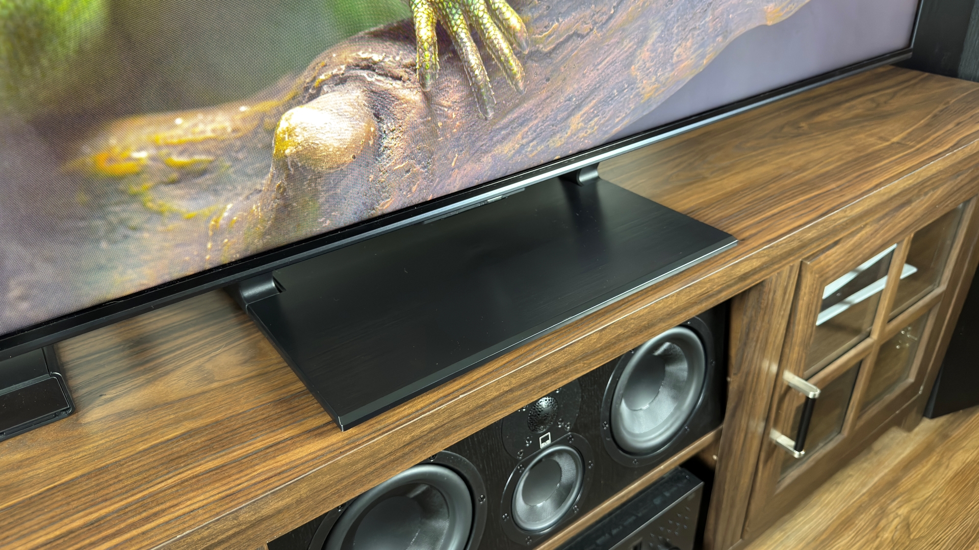 Обзор Hisense U75QG: невероятная яркость в среднем классе картинка Hisense U75QG