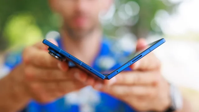 Битва титанов: Galaxy Z Fold 8 Wide выходит против iPhone Ultra. И Samsung уверена в победе