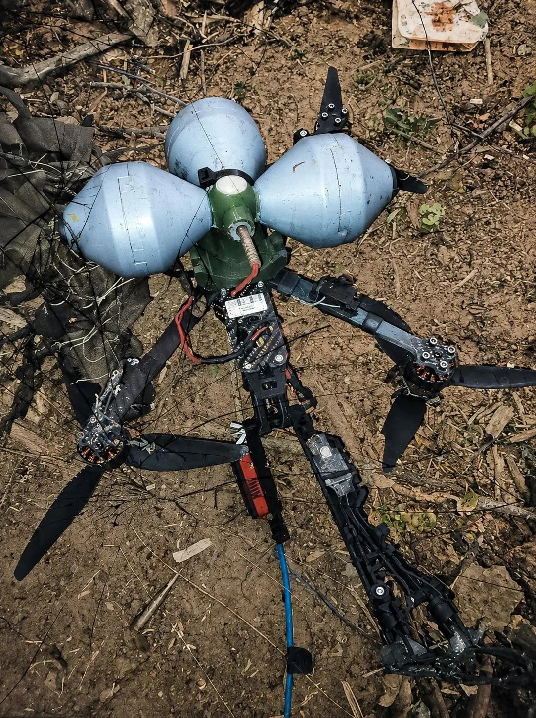 Эксперименты с боевой частью FPV дронов часто приводят операторов БПЛА к нестандартным решениям